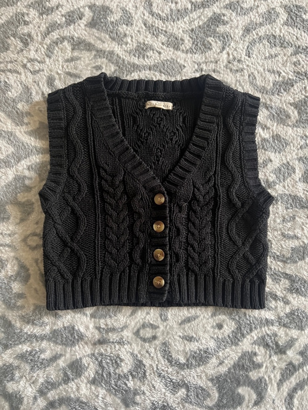 LA HEARTS Shrunken Cable Knit Sweater Vest